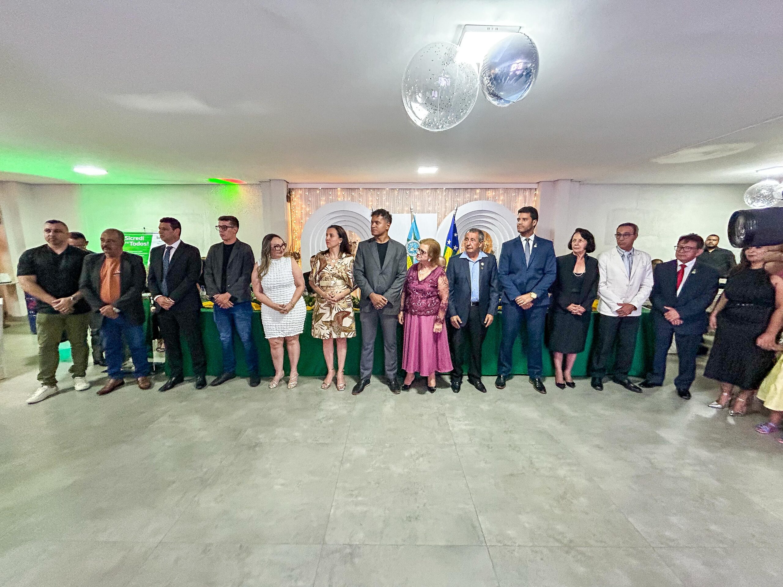 Toda a diretoria da ACIVAL no ato da posse